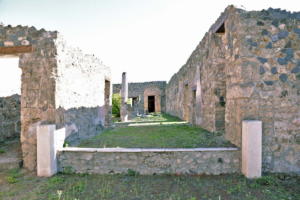 I.4.25/I.4.5 Pompeii. October 2019. Room 14, tablinum, looking east towards raised west end.
Foto Tobias Busen, ERC Grant 681269 DÉCOR.
