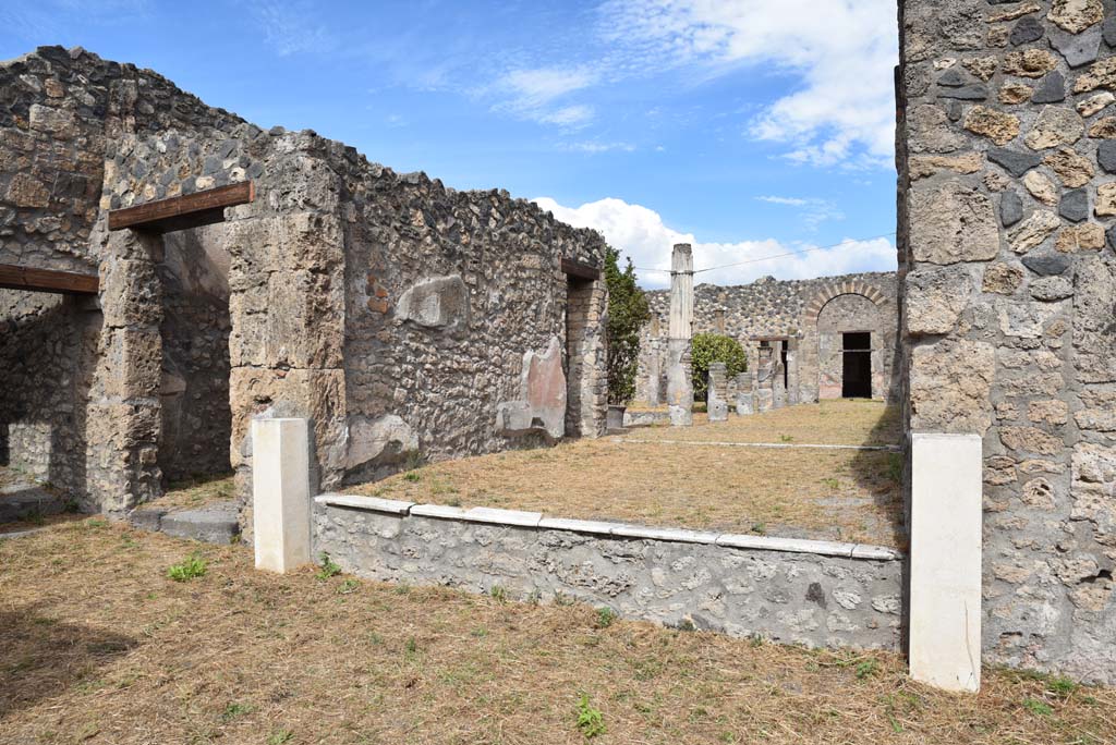 I.4.25/1.4.5 Pompeii. September 2020. 
Room 14, tablinum, looking north-east from atrium 6, towards north wall of tablinum, with Corridor 15 from Middle Peristyle, on its left.
Foto Tobias Busen, ERC Grant 681269 DÉCOR.