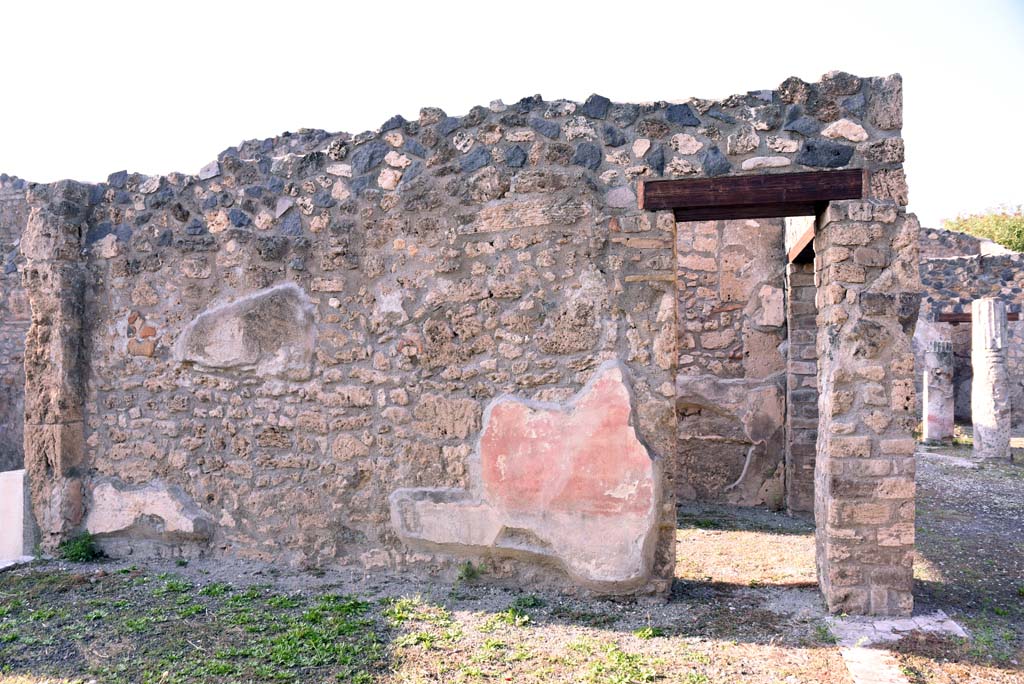 I.4.25/1.4.5 Pompeii. October 2019. 
Tablinum 14, looking towards north wall with doorway into Corridor 15, and with Middle Peristyle 17, on right.
Foto Tobias Busen, ERC Grant 681269 DÉCOR.
