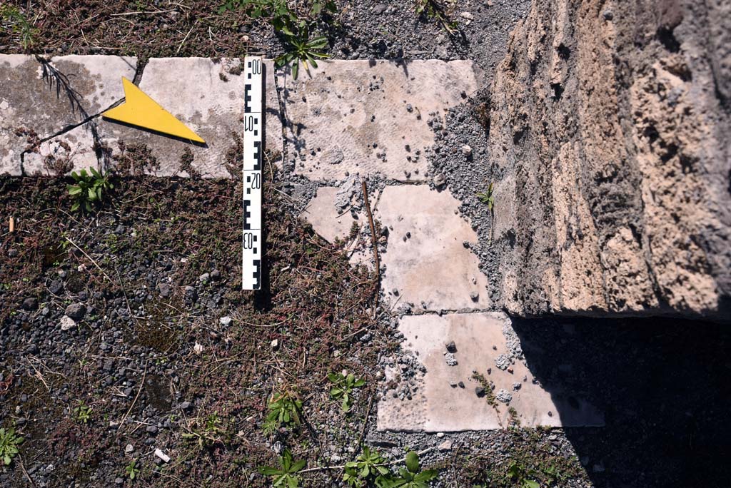 I.4.25/1.4.5 Pompeii. October 2019. Tablinum 14, threshold of doorway on north side of east end.
Foto Tobias Busen, ERC Grant 681269 DÉCOR.