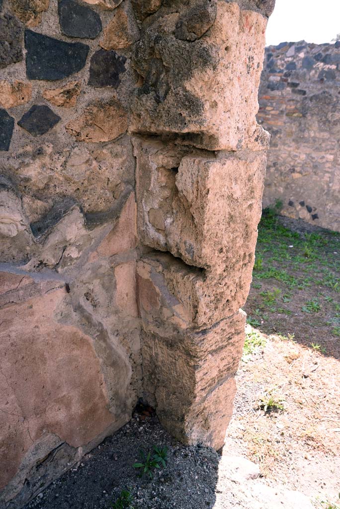 I.4.25/1.4.5 Pompeii. October 2019. Room 16, south-west corner and doorway to Atrium 6.
Foto Tobias Busen, ERC Grant 681269 DÉCOR.