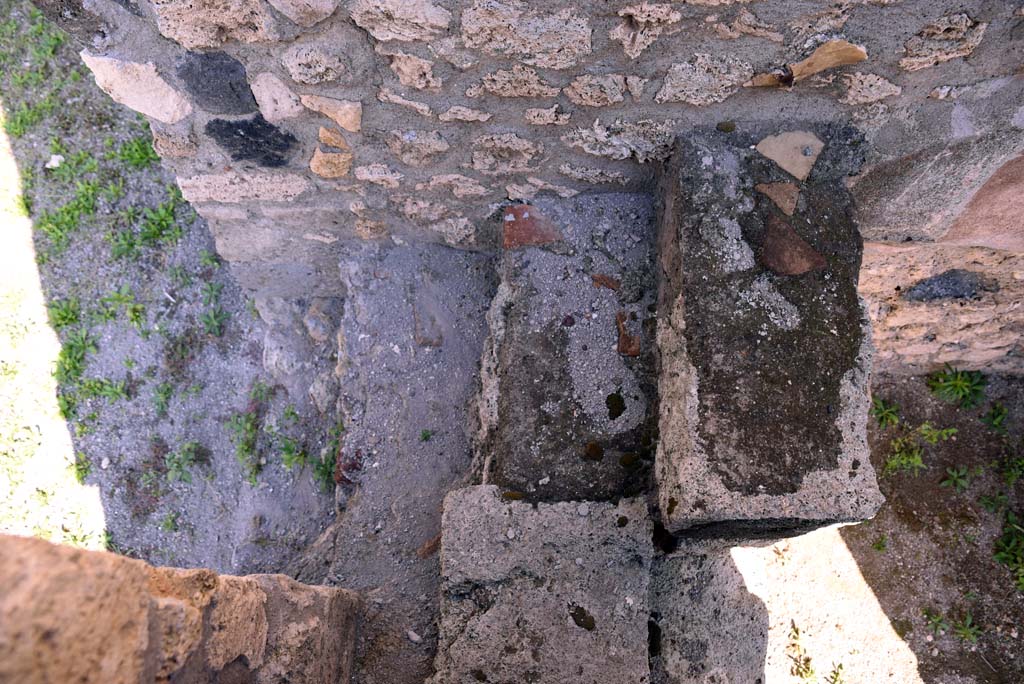 I.4.25/1.4.5 Pompeii. October 2019. Room 16, steps to upper floor against east wall, with doorway into Tablinum 14, on left.
Foto Tobias Busen, ERC Grant 681269 DÉCOR.
