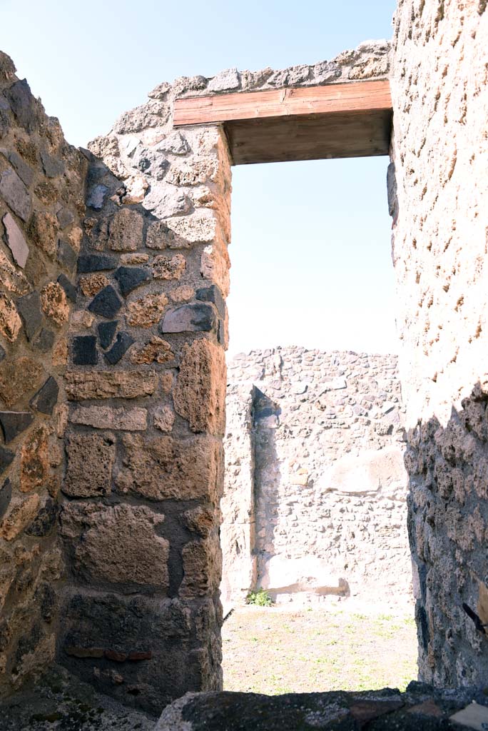 I.4.25/1.4.5 Pompeii. October 2019. Room 16, looking north into Tablinum 14.
Foto Tobias Busen, ERC Grant 681269 DÉCOR.