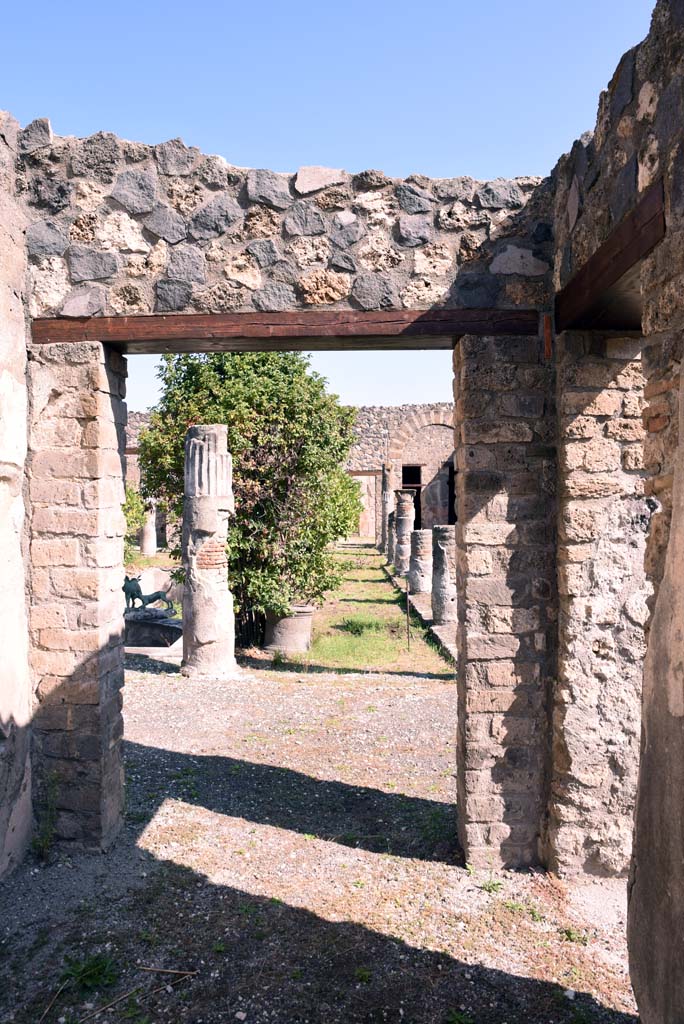 I.4.25/1.4.5 Pompeii. October 2019. 
Corridor 15, east end, with doorway to Middle Peristyle 17, and to Tablinum 14, on right.
Foto Tobias Busen, ERC Grant 681269 DÉCOR.