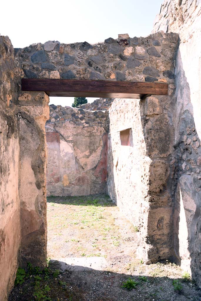 I.4.25/1.4.5 Pompeii. October 2019. Corridor 15, west end, with doorway into North Ala 13.
Foto Tobias Busen, ERC Grant 681269 DÉCOR.
