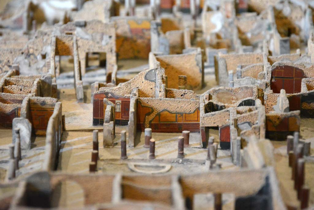 I.4.25 Pompeii. May 2019. Detail from model in Naples Archaeological Museum.
Looking west from Middle Peristyle 17, towards large Exedra 18, in centre.
Foto Tobias Busen, ERC Grant 681269 DÉCOR.