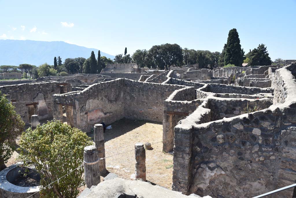 I.4.25 Pompeii. September 2020. Looking south-west towards large room 18, in centre, on west side of Middle Peristyle 17.
Foto Tobias Busen, ERC Grant 681269 DÉCOR