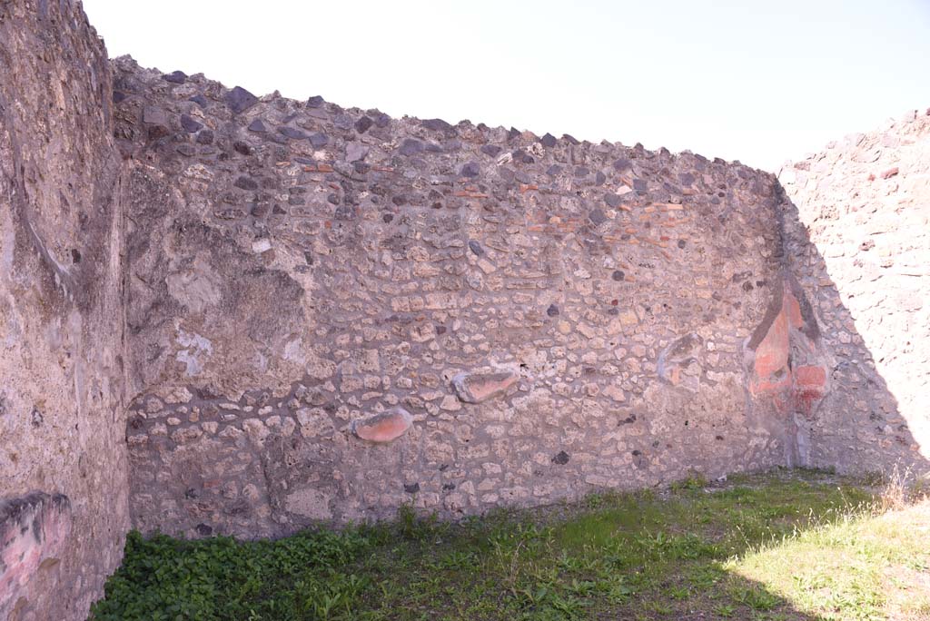 I.4.5 Pompeii. October 2019. Exedra 18, looking towards west wall from near south wall.
Foto Tobias Busen, ERC Grant 681269 DÉCOR.