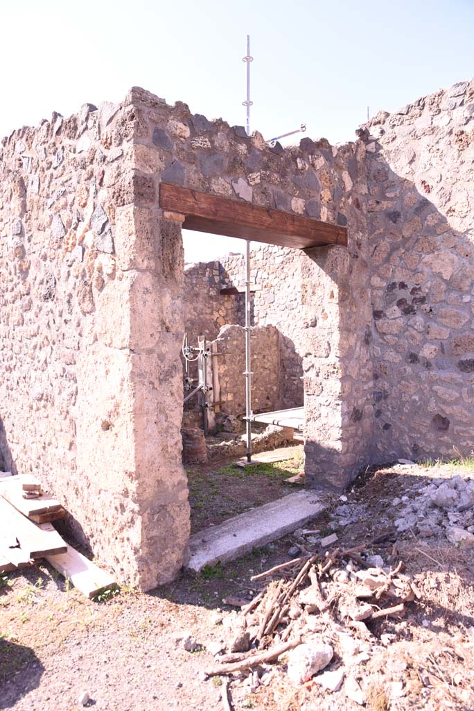 I.4.25/I.4.5 Pompeii. October 2020. 
Doorway to room 43, from north-west corner of Middle Peristyle 17.
Foto Tobias Busen, ERC Grant 681269 DÉCOR.