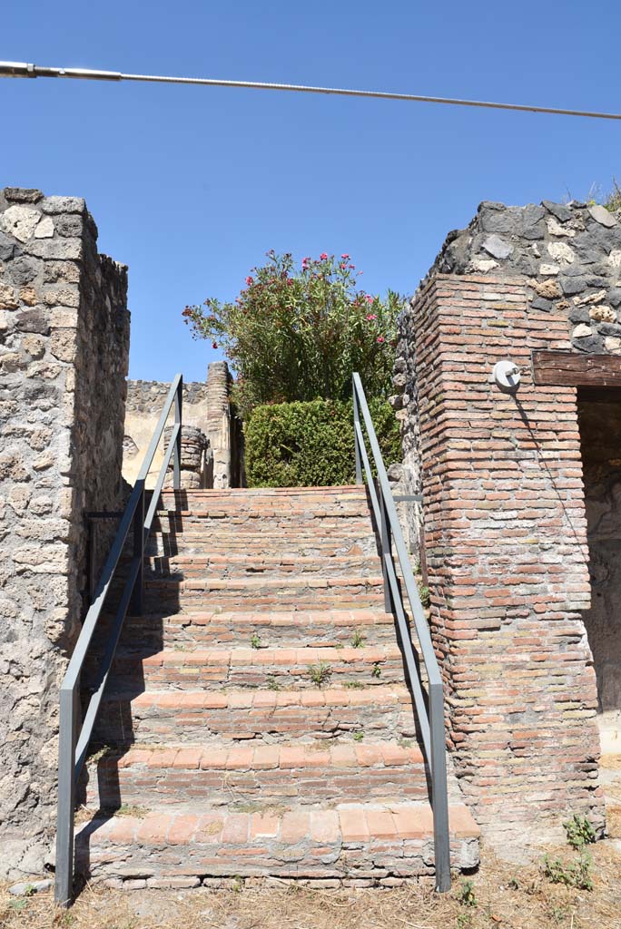 I.4.25 Pompeii. September 2020. 
Middle Peristyle 17, looking north to steps leading up to Upper Peristyle 56.
Foto Tobias Busen, ERC Grant 681269 DÉCOR