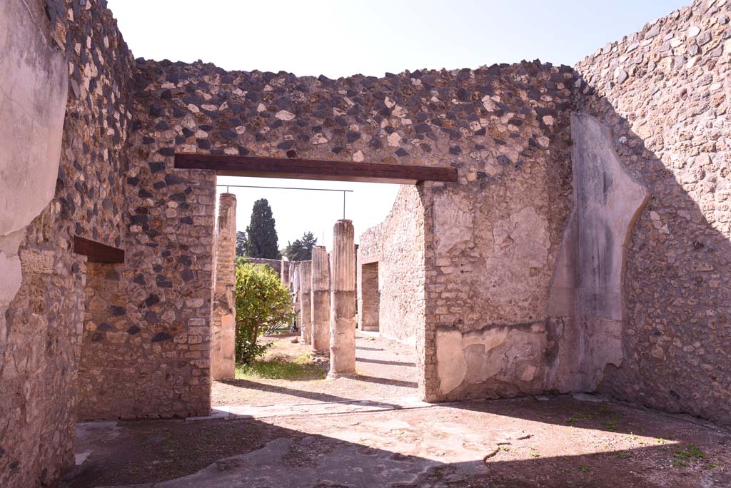 I.4.5 Pompeii. October 2019. Room 19, looking west towards entrance doorway and out onto east/north portico of Middle Peristyle 17. 
Foto Tobias Busen, ERC Grant 681269 DÉCOR.