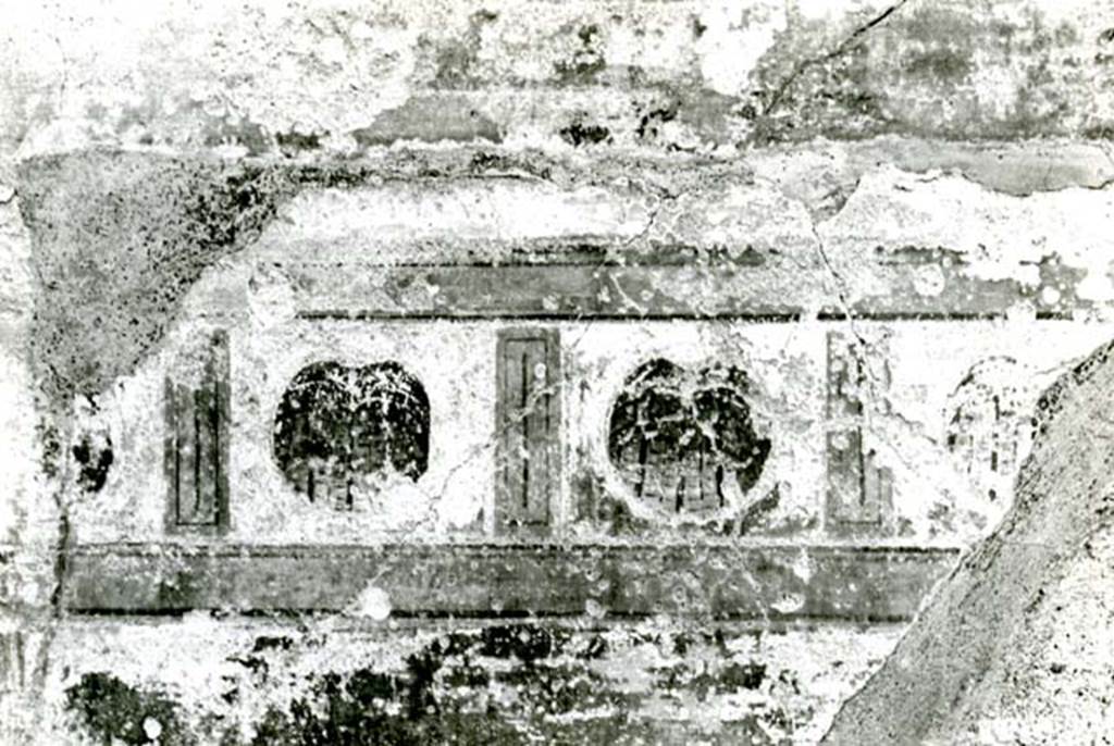 I.4.5 Pompeii. 1968. Casa del Citarista, room 19, S wall detail of frieze.  Photo courtesy of Anne Laidlaw.
American Academy in Rome, Photographic Archive. Laidlaw collection _P_68_8_33.