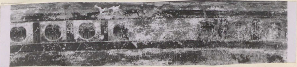 I.4.5 Pompeii. Pre-1943. 
According to Warscher, this shows the decoration formed by shells (under the picture).
(L’ornamento formato da conchiglie (sotto la pittura).
See Warscher, T. 1942. Catalogo illustrato degli affreschi del Museo Nazionale di Napoli. Sala LXXXII. Vol.4. Rome, Swedish Institute.