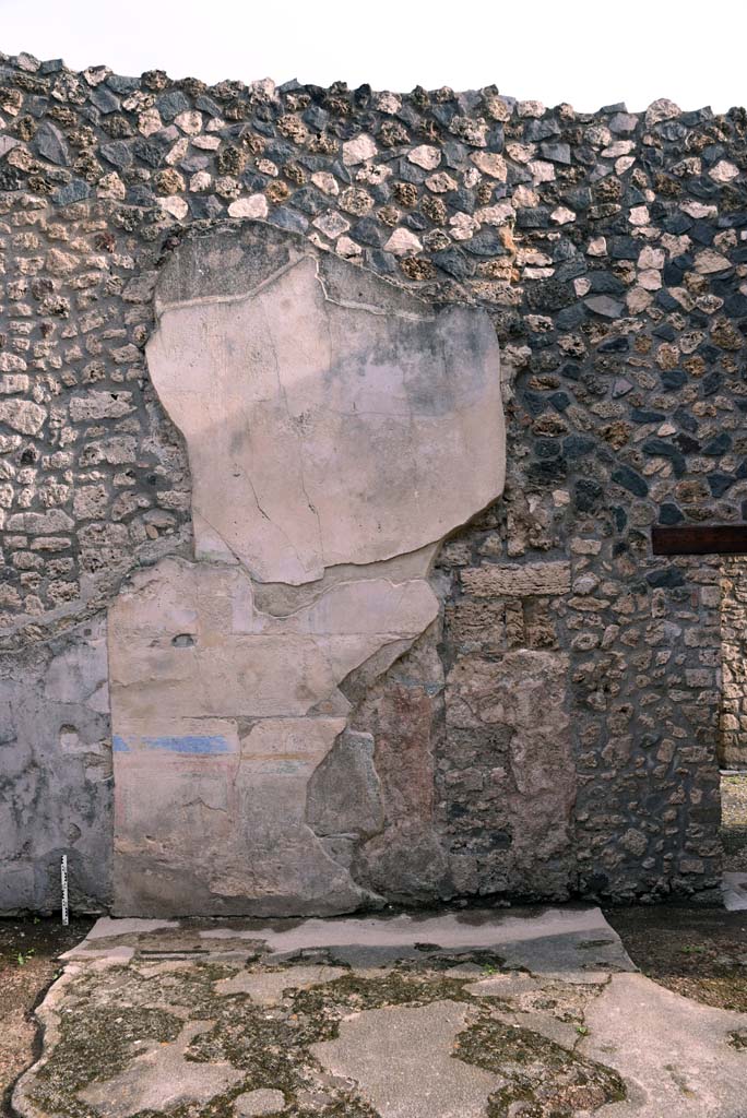 I.4.5 Pompeii. October 2019. 
Room 19, detail from south wall at west end, with doorway to room 20, on right.
Foto Tobias Busen, ERC Grant 681269 DÉCOR.