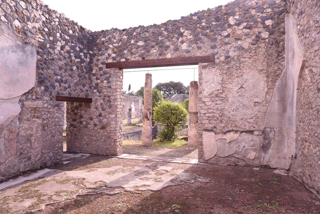 I.4.5 Pompeii. October 2019.
Room 19, looking west towards entrance doorway, in centre, and doorway in south wall to room 20, on left.
Foto Tobias Busen, ERC Grant 681269 DÉCOR.