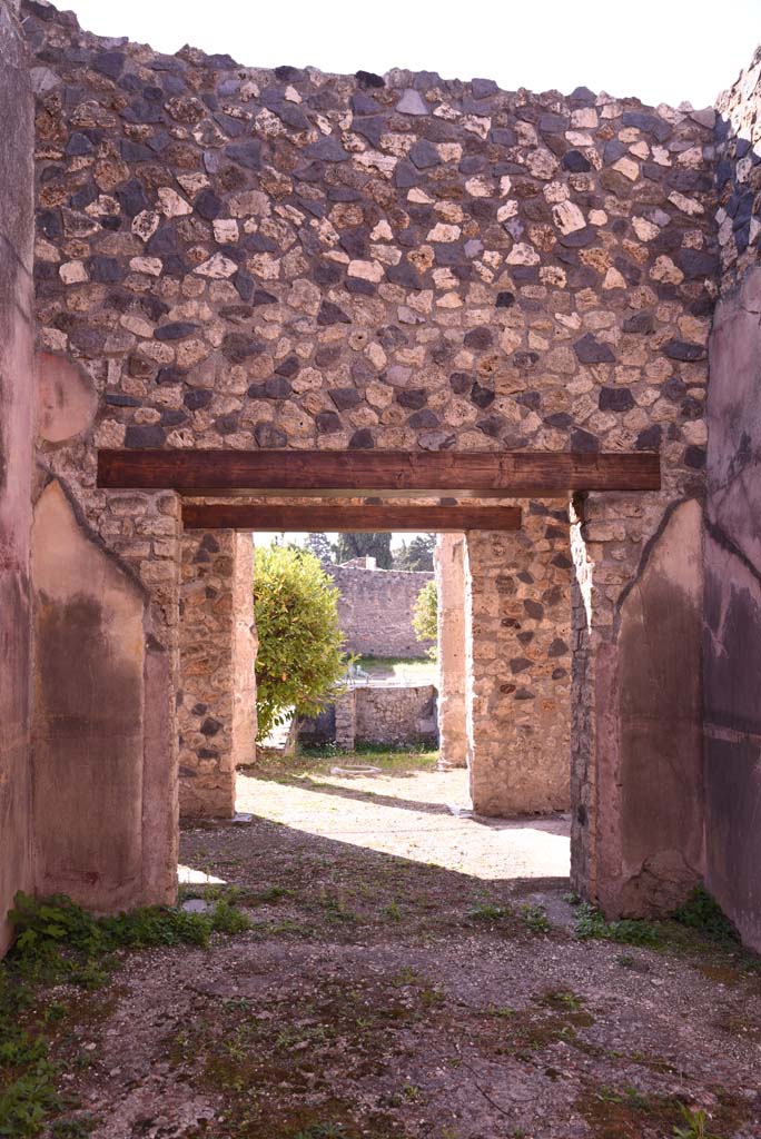 I.4.5 Pompeii. October 2019. 
Room 20, looking west across cubiculum, into antechamber, and out onto Middle Peristyle 17. 
Foto Tobias Busen, ERC Grant 681269 DÉCOR.