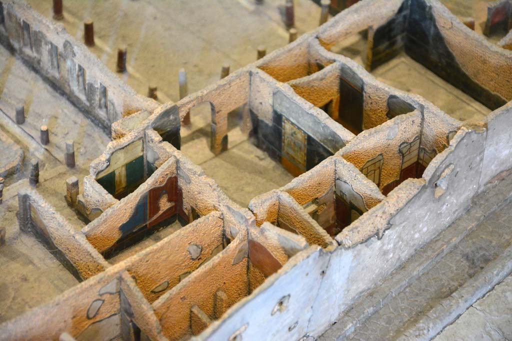 I.4.25 Pompeii. May 2019. Detail from model in Naples Archaeological Museum.
Rooms on east side of Middle Peristyle 17, large room 21, in centre, with arched opening. 
Foto Tobias Busen, ERC Grant 681269 DÉCOR.