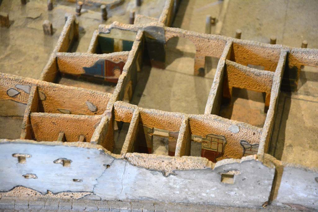 I.4.25 Pompeii. May 2019. Detail from model in Naples Archaeological Museum.
Rooms on east side of Middle Peristyle 17, large room 21, in centre, with arched opening. 
Foto Tobias Busen, ERC Grant 681269 DÉCOR.
