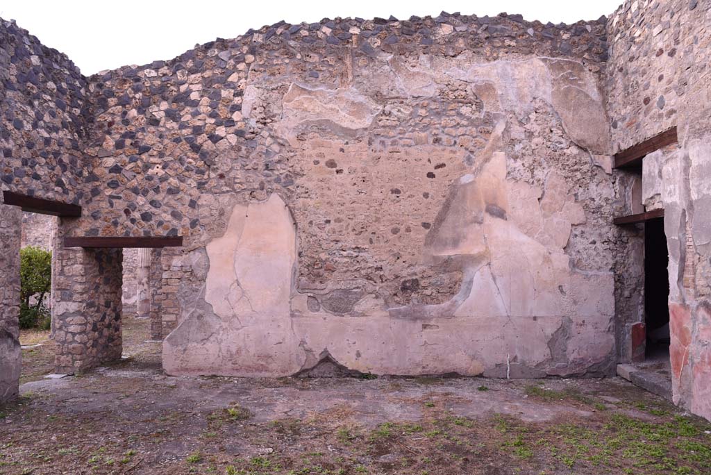 I.4.25 Pompeii. October 2019. Room 21, north wall with doorway to room 22, on right.
Foto Tobias Busen, ERC Grant 681269 DÉCOR.