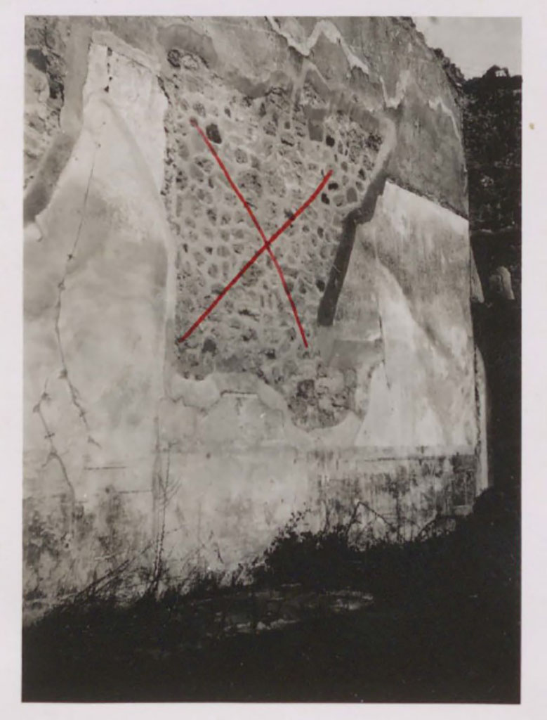 I.4.25 Pompeii. Pre-1942. 
Room 21, looking towards the north wall where the painting of the Judgement of Paris was removed to the Museum.
See Warscher, T. 1942. Catalogo illustrato degli affreschi del Museo Nazionale di Napoli. Sala LXXIX. Vol.1. Rome, Swedish Institute.