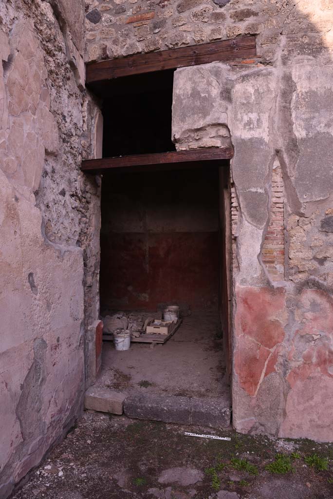 I.4.25 Pompeii. October 2019. Room 21, doorway to room 22, in north-east corner.
Foto Tobias Busen, ERC Grant 681269 DÉCOR.