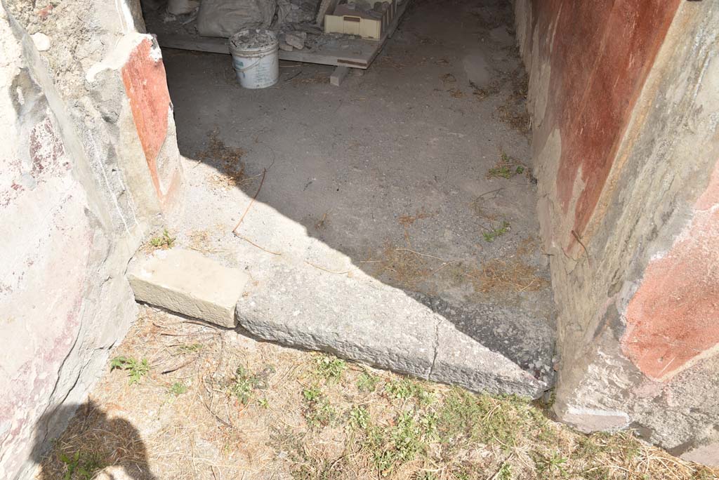 I.4.25 Pompeii. September 2020. Room 22, doorway threshold.
Foto Tobias Busen, ERC Grant 681269 DÉCOR.