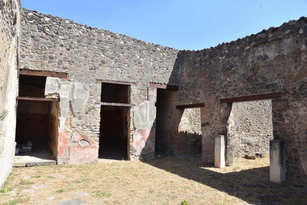 I.4.25 Pompeii. September 2020. Room 21, east wall with doorway to room 23 in centre, and south-east corner.
Foto Tobias Busen, ERC Grant 681269 DÉCOR.