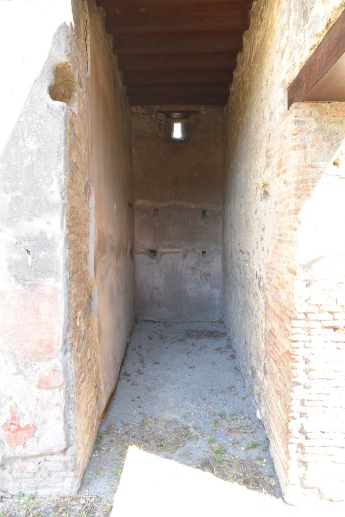 I.4.25 Pompeii. September 2020. 
Doorway to room 24, storeroom in south-east corner of room 21.   
Foto Tobias Busen, ERC Grant 681269 DÉCOR.