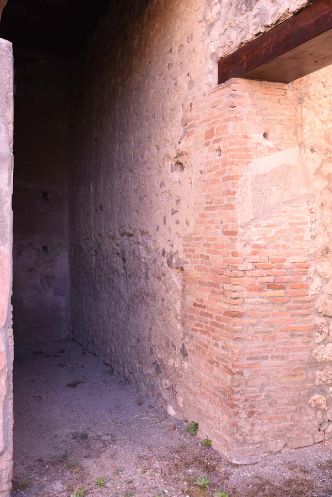 I.4.25 Pompeii. October 2019. 
Room 24, looking east from west end of south wall, with doorway to Corridor 25, on right.
Foto Tobias Busen, ERC Grant 681269 DÉCOR.