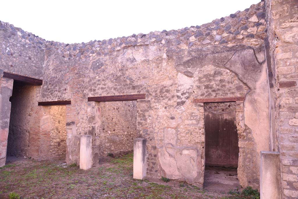 I.4.25 Pompeii. October 2019. Room 21, south-east corner, with doorway on left to room 24.
On the south wall are the doorways to Corridor 25, room 30, and an unnumbered room next to room 30. 
Foto Tobias Busen, ERC Grant 681269 DÉCOR.