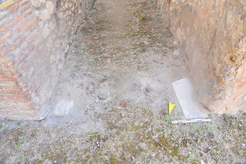 I.4.25 Pompeii. September 2020. Room 25, looking south towards detail of doorway threshold. 
Foto Tobias Busen, ERC Grant 681269 DÉCOR.