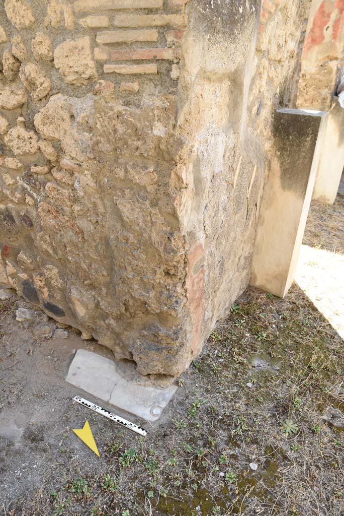 I.4.25 Pompeii. September 2020. Room 25, detail from west side of doorway. 
Foto Tobias Busen, ERC Grant 681269 DÉCOR.