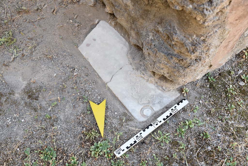 I.4.25 Pompeii. September 2020. Room 25, detail from west side of doorway.
Foto Tobias Busen, ERC Grant 681269 DÉCOR.