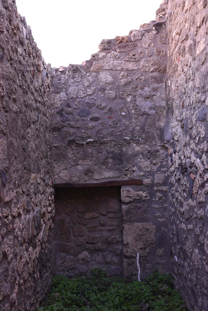 I.4.25 Pompeii. October 2019. Corridor 25, south wall with blocked doorway leading to I.4.28.
Foto Tobias Busen, ERC Grant 681269 DÉCOR.