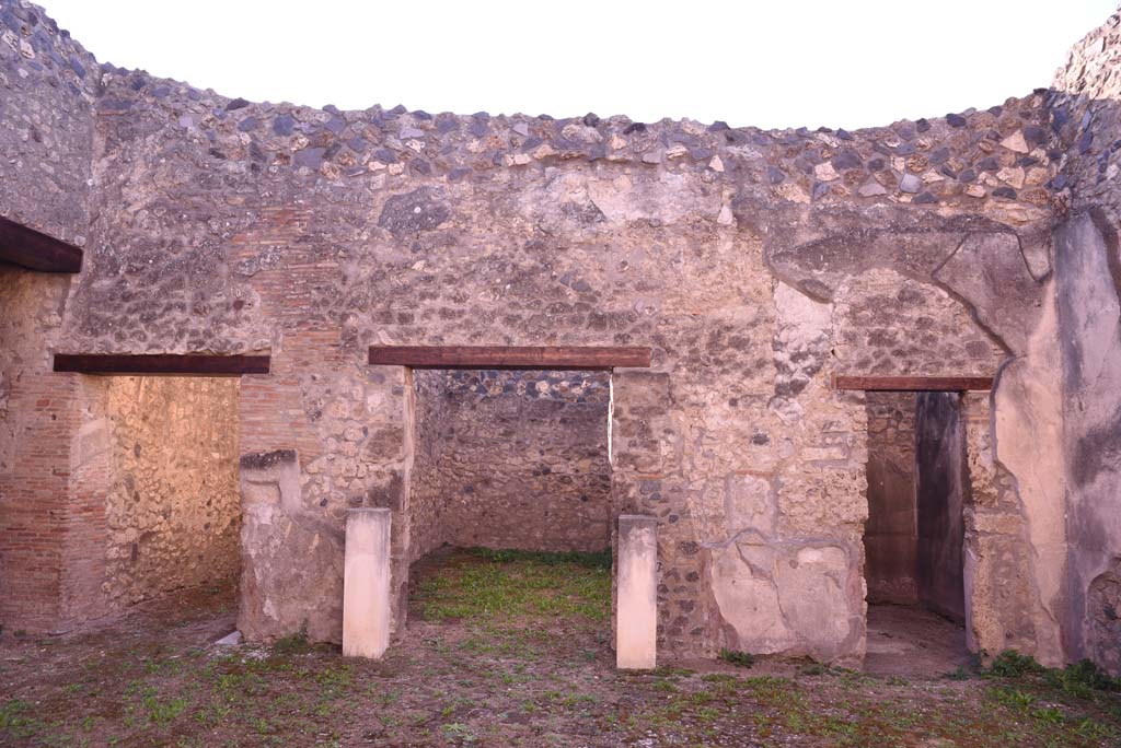 I.4.25 Pompeii. October 2019. 
Room 21, south wall with doorways to Corridor 25, room 30 in centre, and an unnumbered room next to room 30, on right.  
Foto Tobias Busen, ERC Grant 681269 DÉCOR.