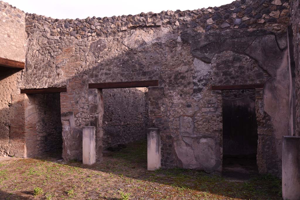 I.4.25 Pompeii. October 2019. 
Room 21, looking towards south wall, with doorway to an unnumbered room next to room 30 (? room 66), cubiculum, on right.
Foto Tobias Busen, ERC Grant 681269 DÉCOR.
