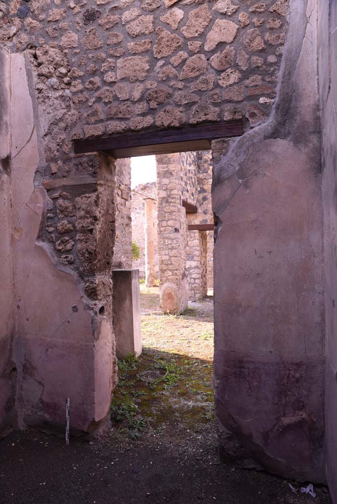 I.4.25 Pompeii. October 2019.
Unnumbered room next to room 30, (?room 66, cubiculum). Looking west towards doorway to room 21.
Foto Tobias Busen, ERC Grant 681269 DÉCOR.