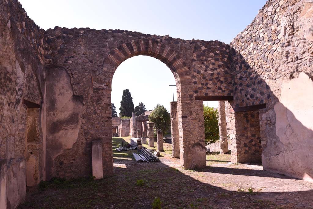 I.4.25 Pompeii. October 2019. Room 21, looking west towards south portico of Middle Peristyle 17.
Foto Tobias Busen, ERC Grant 681269 DÉCOR.