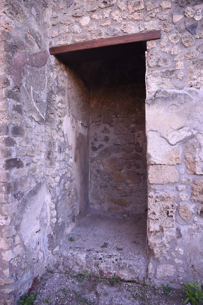 I.4.25 Pompeii. October 2019. Room 31, looking south and towards east wall of repository/lararium.
Foto Tobias Busen, ERC Grant 681269 DÉCOR.
