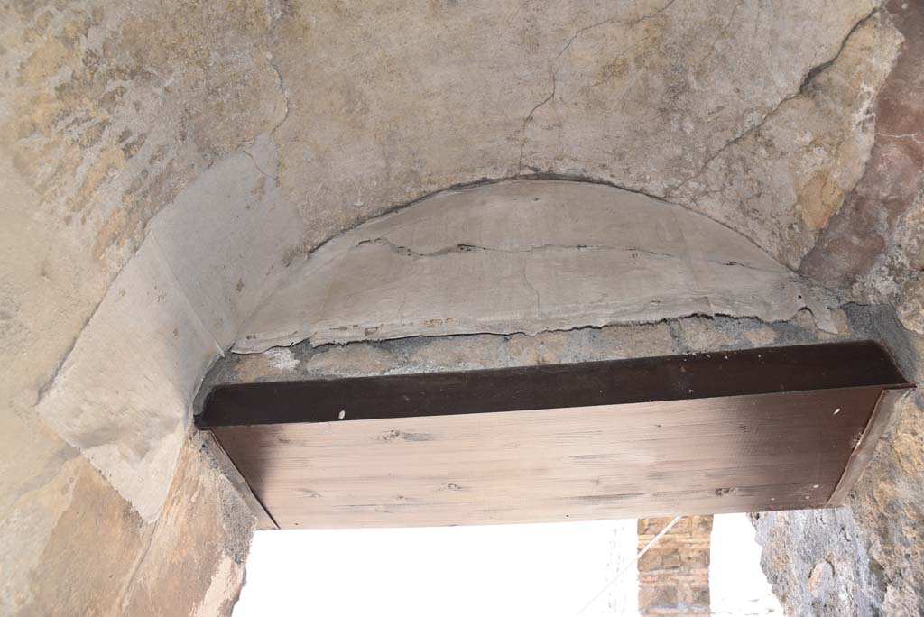 I.4.5 Pompeii. September 2020. Room 31, looking north towards vaulted ceiling in lararium/ repository.
Foto Tobias Busen, ERC Grant 681269 DÉCOR.