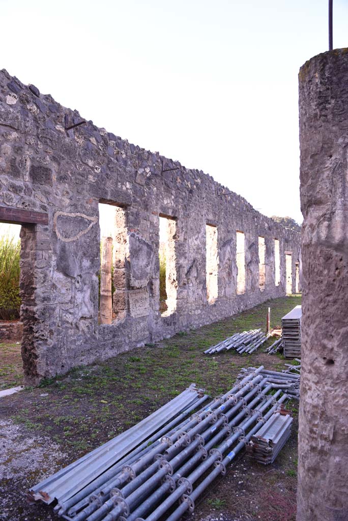 I.4.25 Pompeii. October 2020. 
Middle Peristyle 17, looking south-west along south portico, with doorway to Lower Peristyle 32, on left.  
Foto Tobias Busen, ERC Grant 681269 DÉCOR