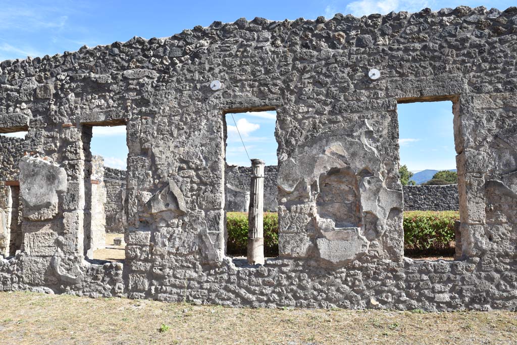 I.4.25 Pompeii. September 2020. Middle Peristyle 17, south portico, looking south through windows into Lower Peristyle 32. 
Foto Tobias Busen, ERC Grant 681269 DÉCOR