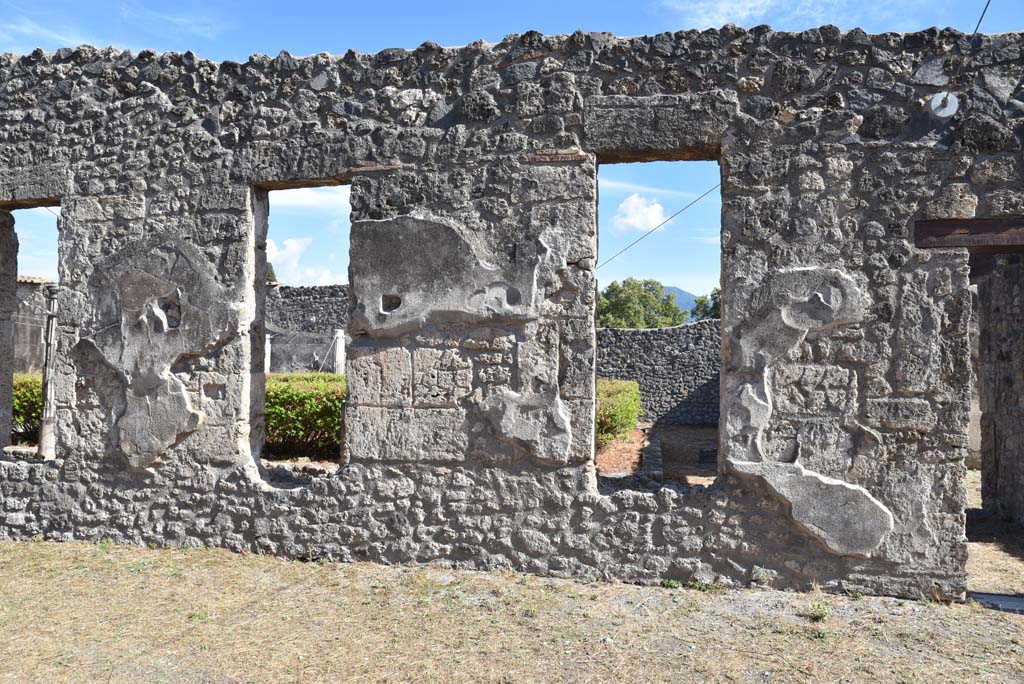 I.4.25 Pompeii. September 2020. Middle Peristyle 17, south portico, looking south through windows into Lower Peristyle 32. 
Foto Tobias Busen, ERC Grant 681269 DÉCOR