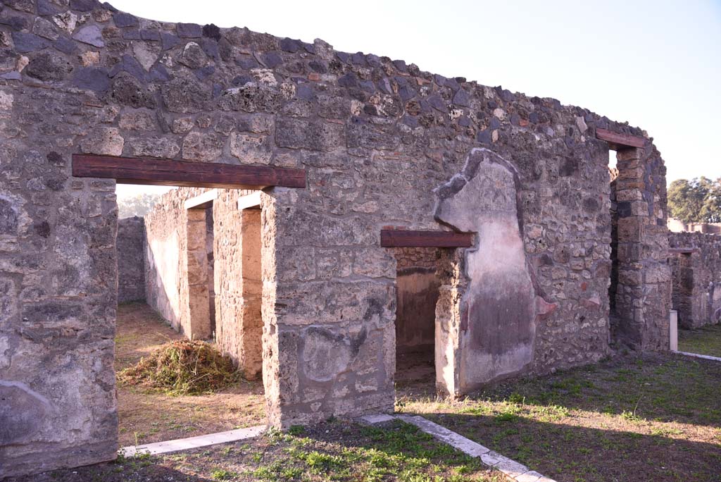 I.4.25 Pompeii. October 2020. 
Doorway from Middle Peristyle 17 into Lower Peristyle 32, on left, with south wall of Tablinum 14, on right.
Foto Tobias Busen, ERC Grant 681269 DÉCOR