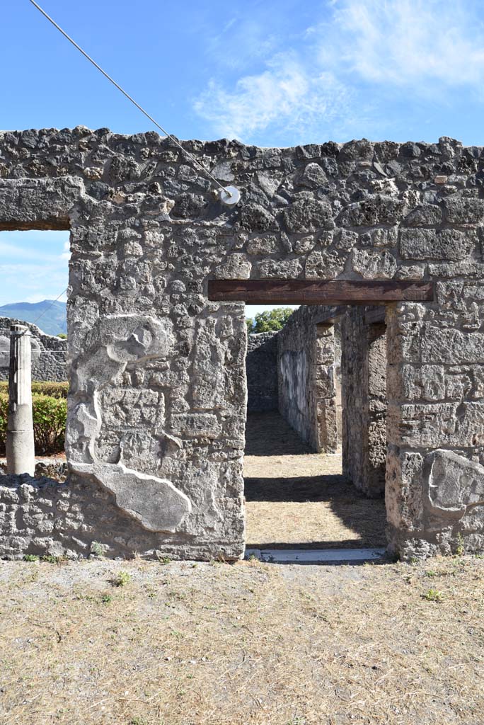I.4.25 Pompeii. September 2020. 
Middle Peristyle 17, south wall with doorway to west portico of Lower Peristyle 32.  
Foto Tobias Busen, ERC Grant 681269 DÉCOR