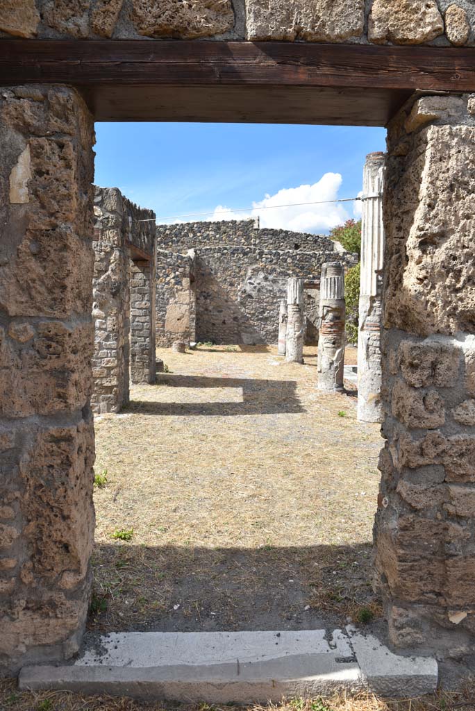 I.4.25 Pompeii. September 2020. 
Middle Peristyle 17, looking north through doorway from Lower Peristyle 32.
Foto Tobias Busen, ERC Grant 681269 DÉCOR