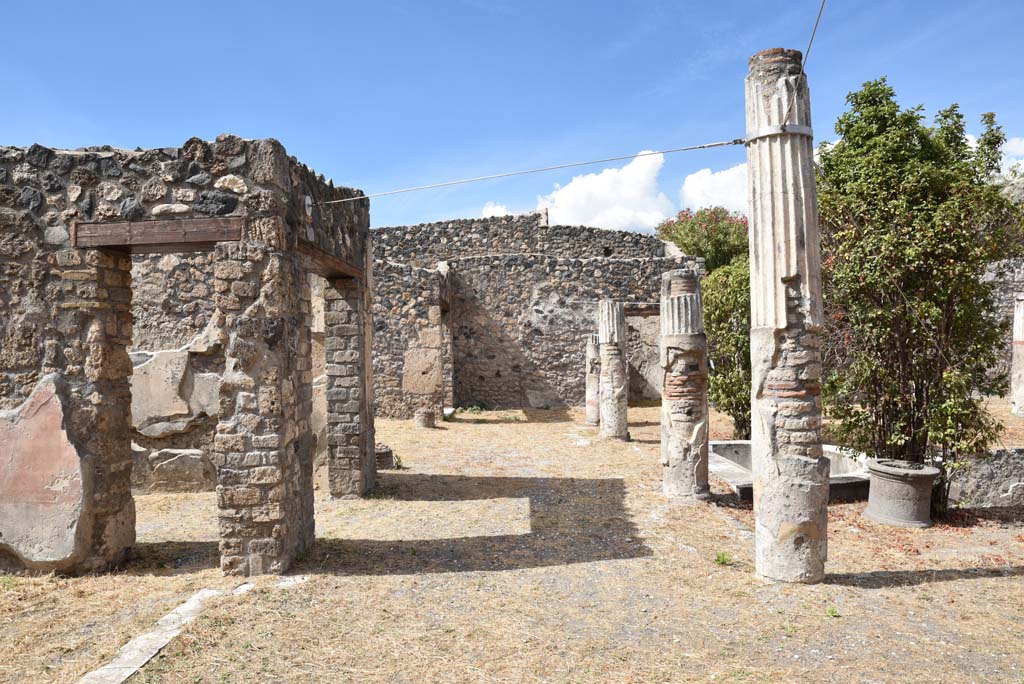 I.4.25 Pompeii. September 2020. Middle Peristyle 17, looking north along west portico from south-west corner. 
Foto Tobias Busen, ERC Grant 681269 DÉCOR
