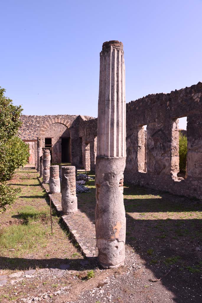 I.4.25 Pompeii. October 2019. 
Middle Peristyle 17, looking east along south portico with windows onto Lower Peristyle 32.
Foto Tobias Busen, ERC Grant 681269 DÉCOR