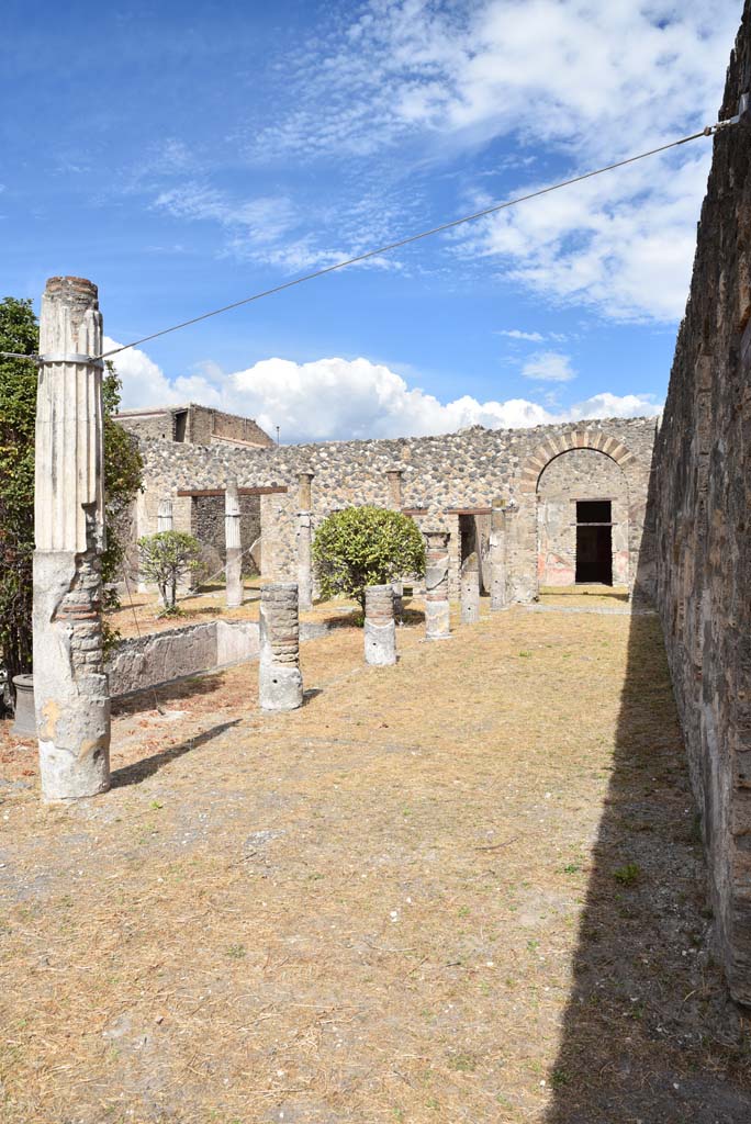 I.4.25 Pompeii. September 2020. Middle Peristyle 17, looking east along south portico.
Foto Tobias Busen, ERC Grant 681269 DÉCOR