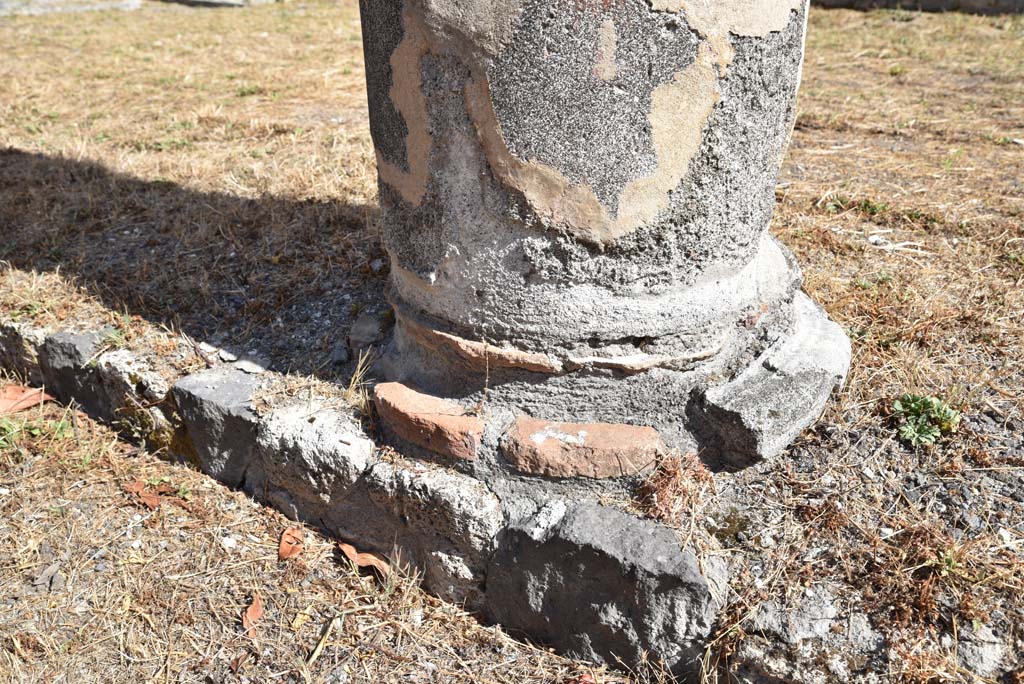 I.4.25 Pompeii. September 2020. Middle Peristyle 17, detail of base of column on south portico. 
Foto Tobias Busen, ERC Grant 681269 DÉCOR